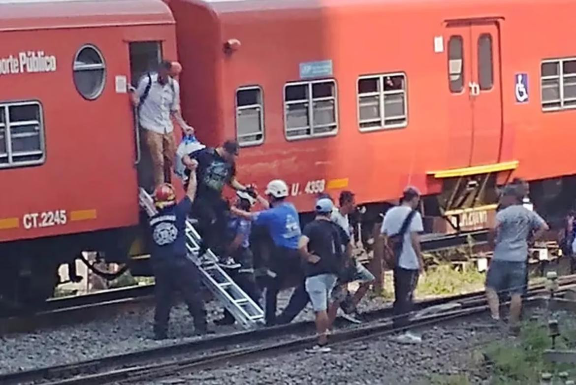 Los pasajeros fueron evacuados. Foto: Gentileza La Nación