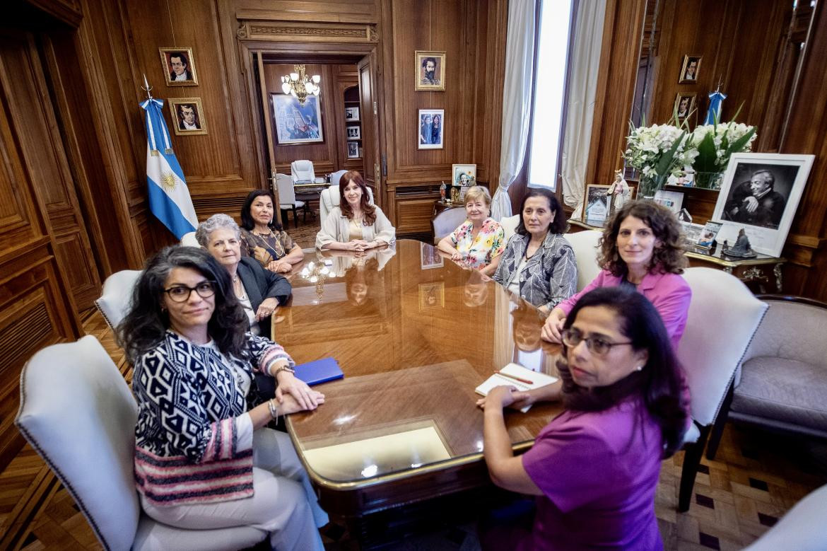 Cristina Kirchner con Comité de Expertas de la OEA. Foto: Telam.