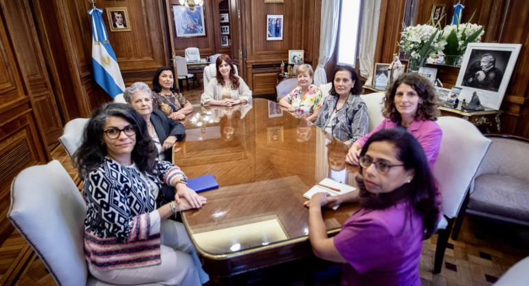 Cristina Kirchner con Comité de Expertas de la OEA. Foto: Telam.