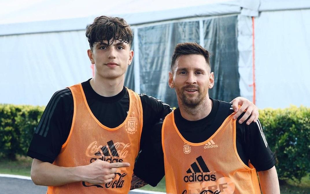 Alejandro Garnacho con Lionel Messi. Foto: Instagram @garnacho7.