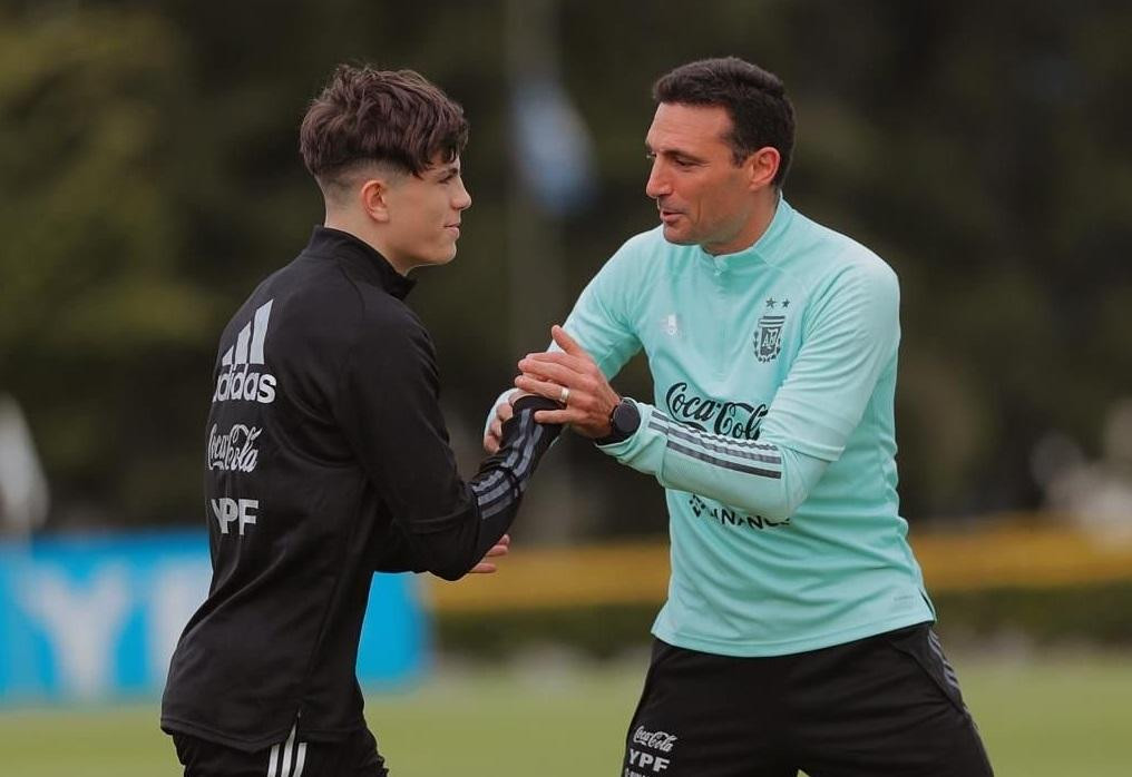 Alejandro Garnacho con Lionel Scaloni. Foto: Instagram @garnacho7.