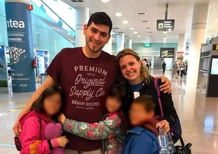 Lucas y Maia, los padres de las gemelas argentinas que se arrojaron de un tercer piso en Barcelona. Foto: NA.