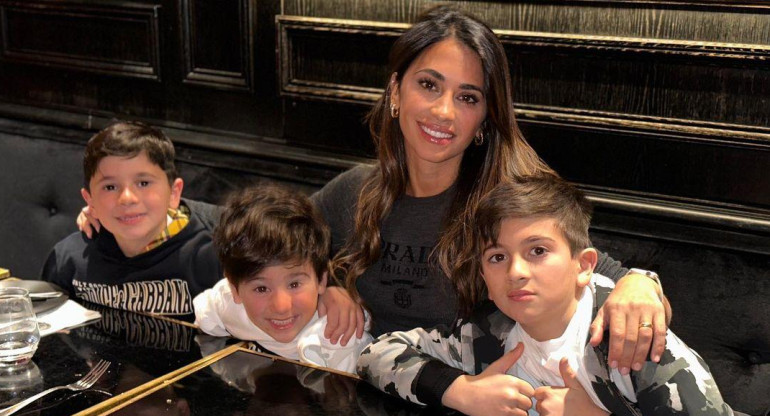 Antonela Roccuzzo junto a sus tres hijos. Foto: Instagram @antonelaroccuzzo.