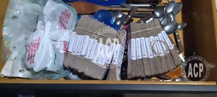 Los fajos de billetes incautados tras allanamiento en Rosario. Foto: Agencia de control policial de Santa Fe.
