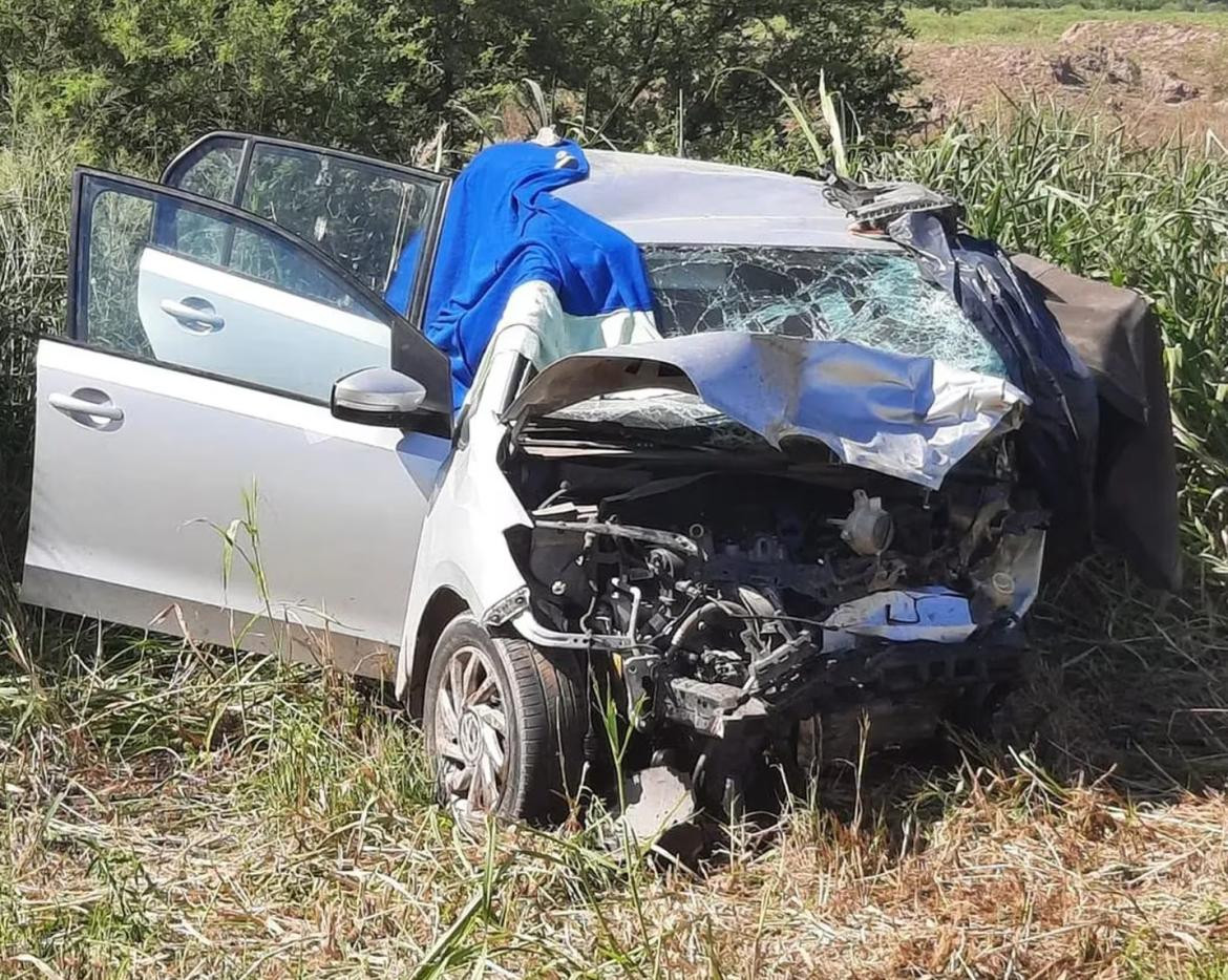 El Volkswagen Up terminó a un costado de la ruta. Foto: gentileza Vía País