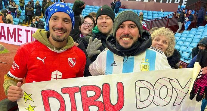 Los fanáticos argentinos que recibieron los guantes del "Dibu" Martínez. Foto: Twitter.
