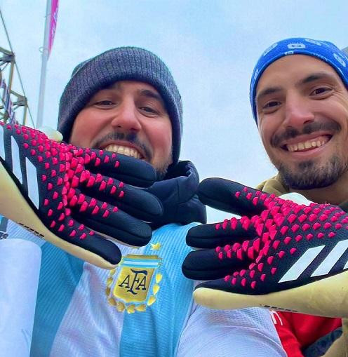 Los fanáticos argentinos que recibieron los guantes del 