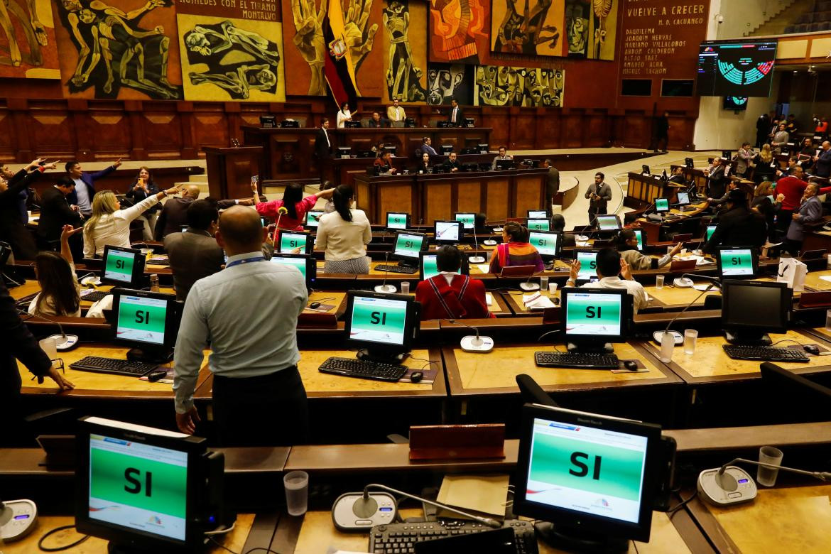 Legisladores ecuatorianos aprobando el juicio político. Foto Reuters.