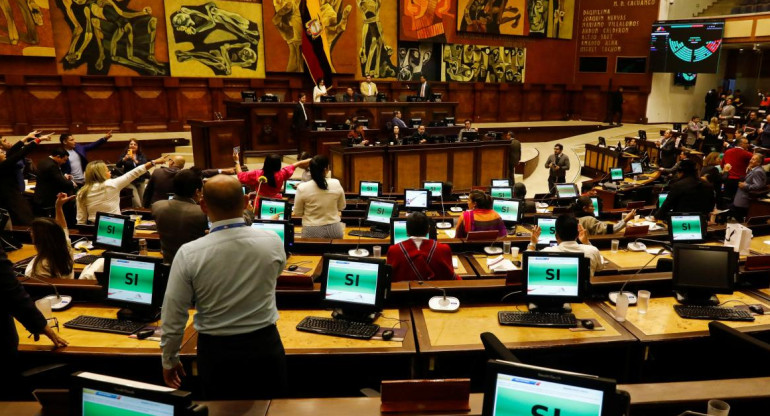 Legisladores ecuatorianos aprobando el juicio político. Foto Reuters.