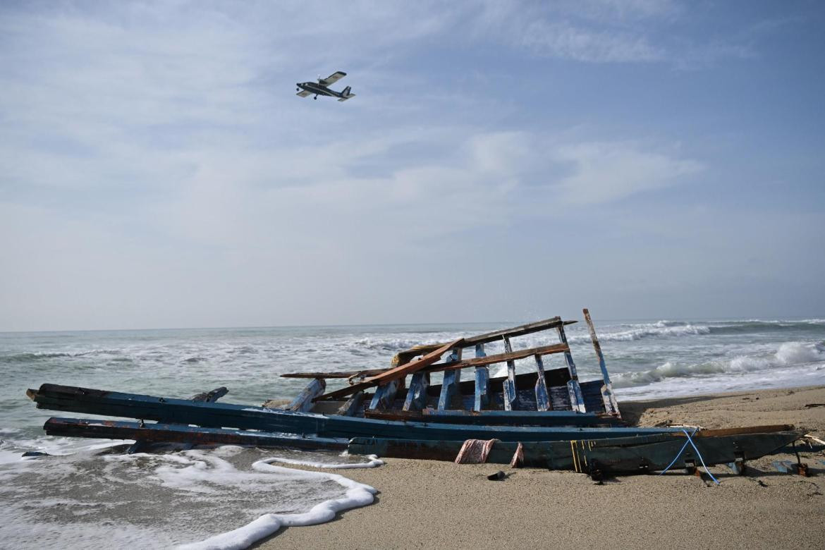 La barca despedazada en la costa. Foto: EFE. 