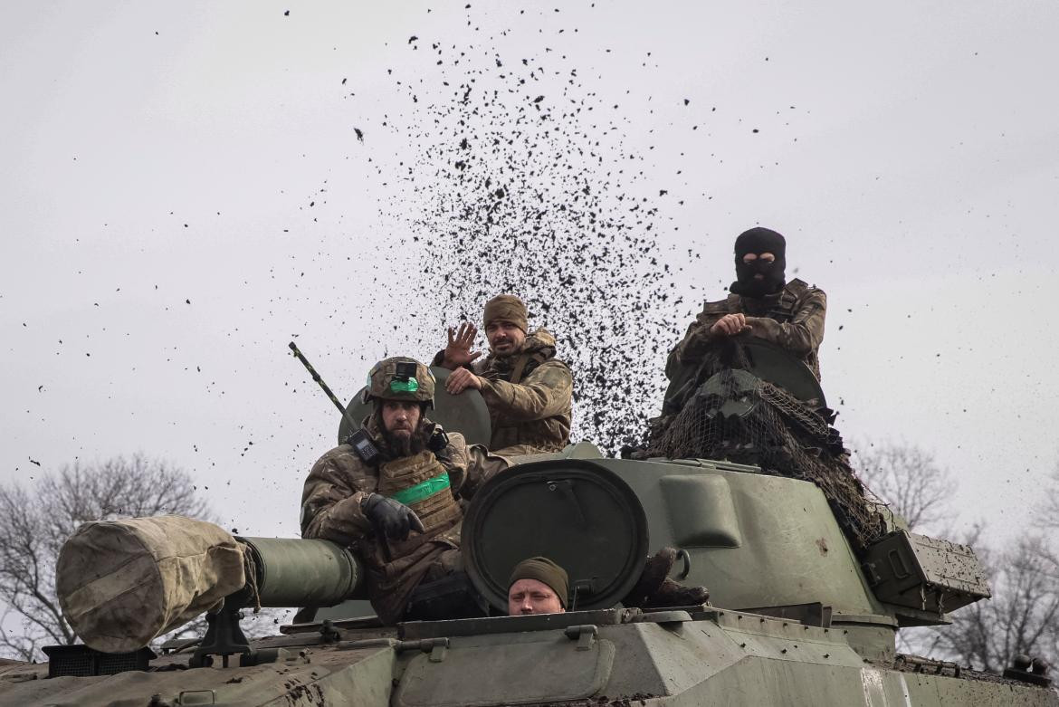 Miembros del servicio ucraniano llegando a Bajmut. Foto Reuters.
