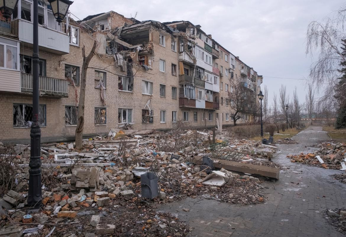 Edificio dañado por ataque militar ruso. Foto Reuters.
