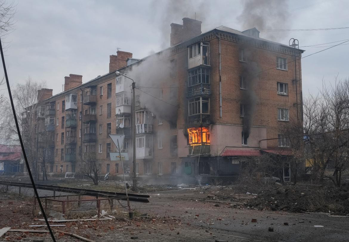 Edificio afectado por ataque ruso. Foto Reuters.