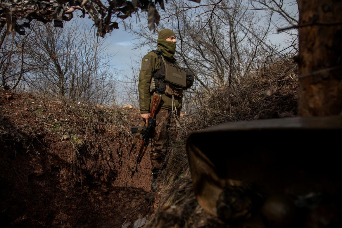Militar ucraniano en la frontera de Bajmut. Foto Reuters.