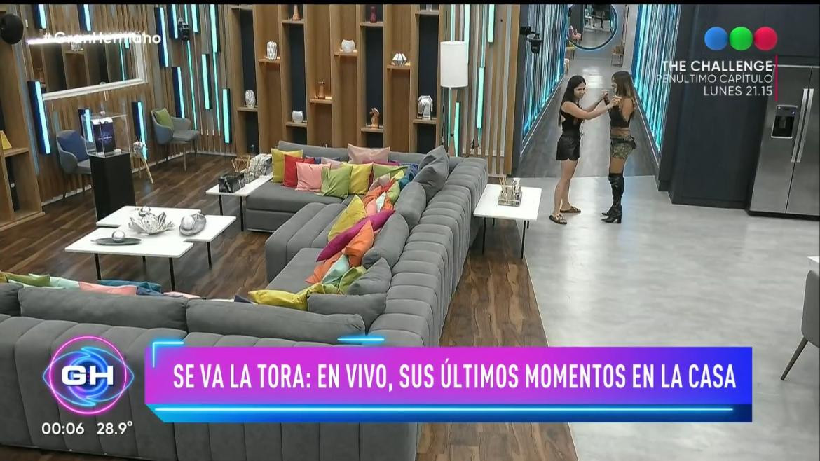 Julieta y Romina festejaron solas. Foto captura Gran Hermano.