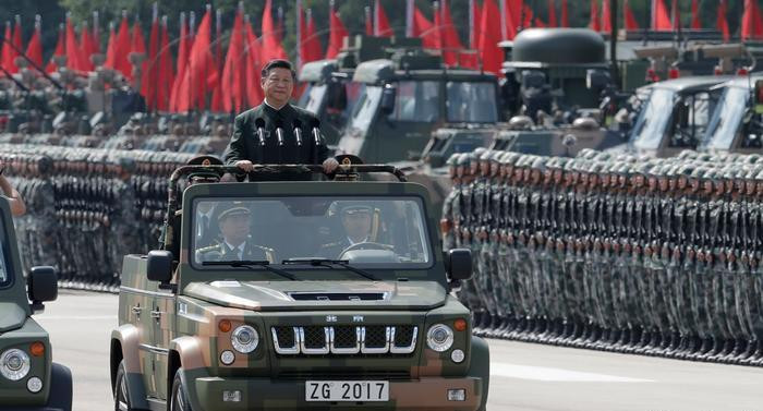 Xi Jinping en desfile militar. Foto Twitter @delageopolitica.