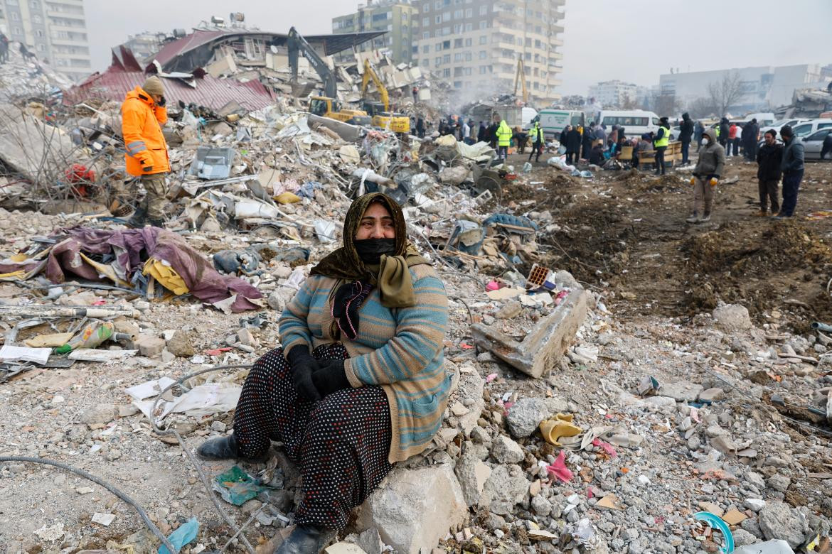 Una mujer entre los escombros del terremoto en Turquía. Foto Reuters.