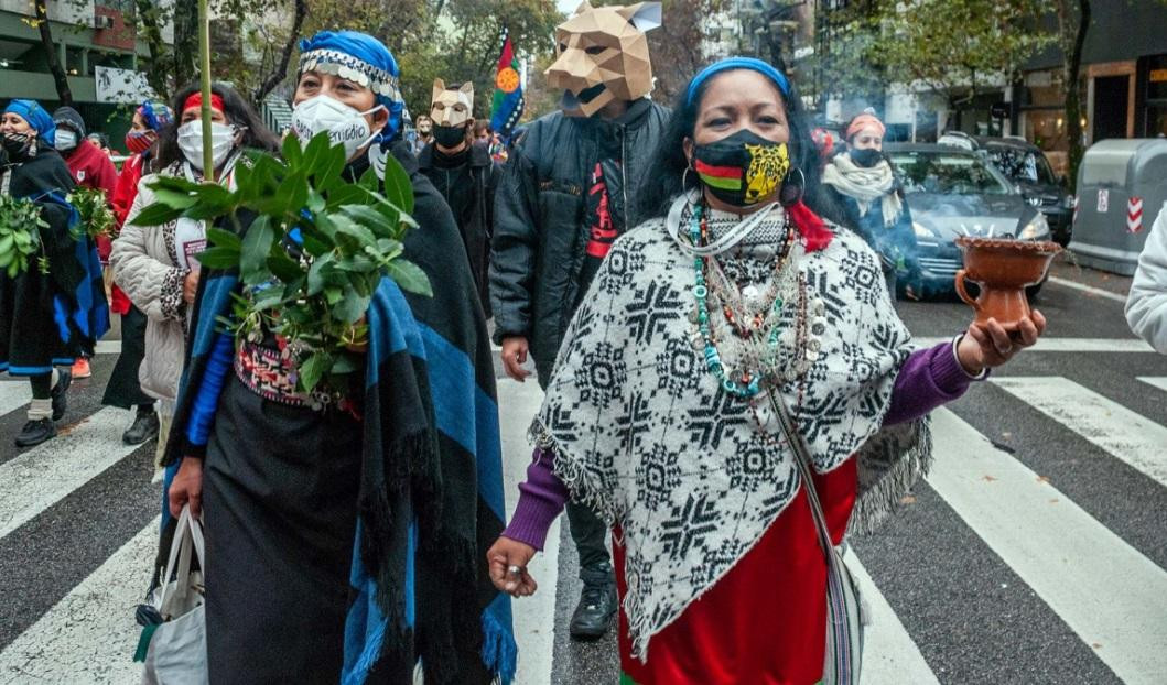 Mujeres mapuches se movilizan contra la contaminación. Foto Télam.