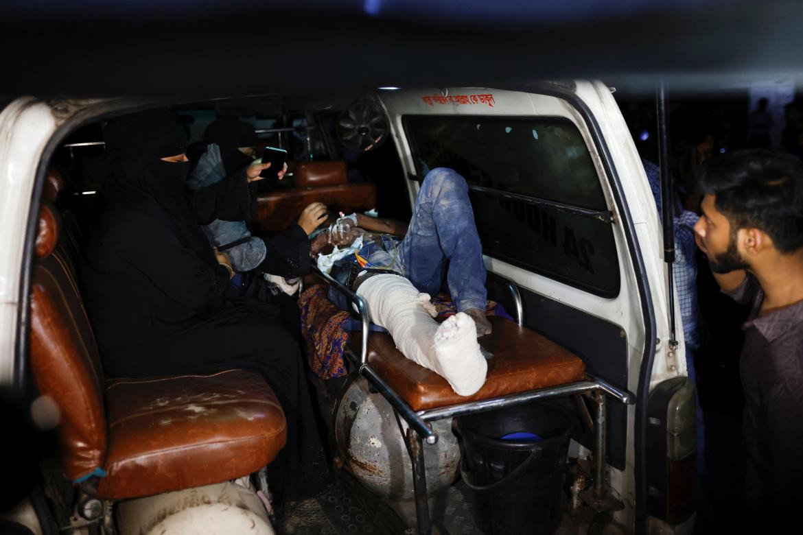 Los heridos fueron trasladados al hospital de Dacca. Foto Reuters.
