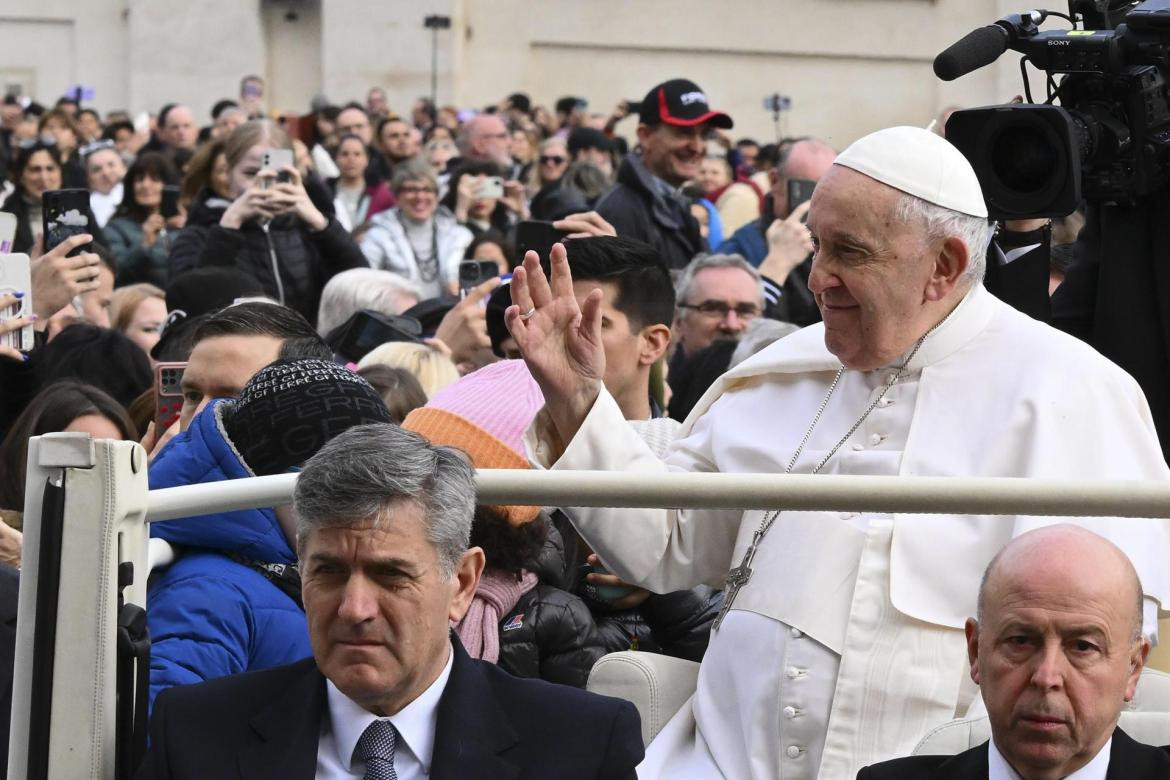 El papa saludando  en la audiencia general. Foto EFE.