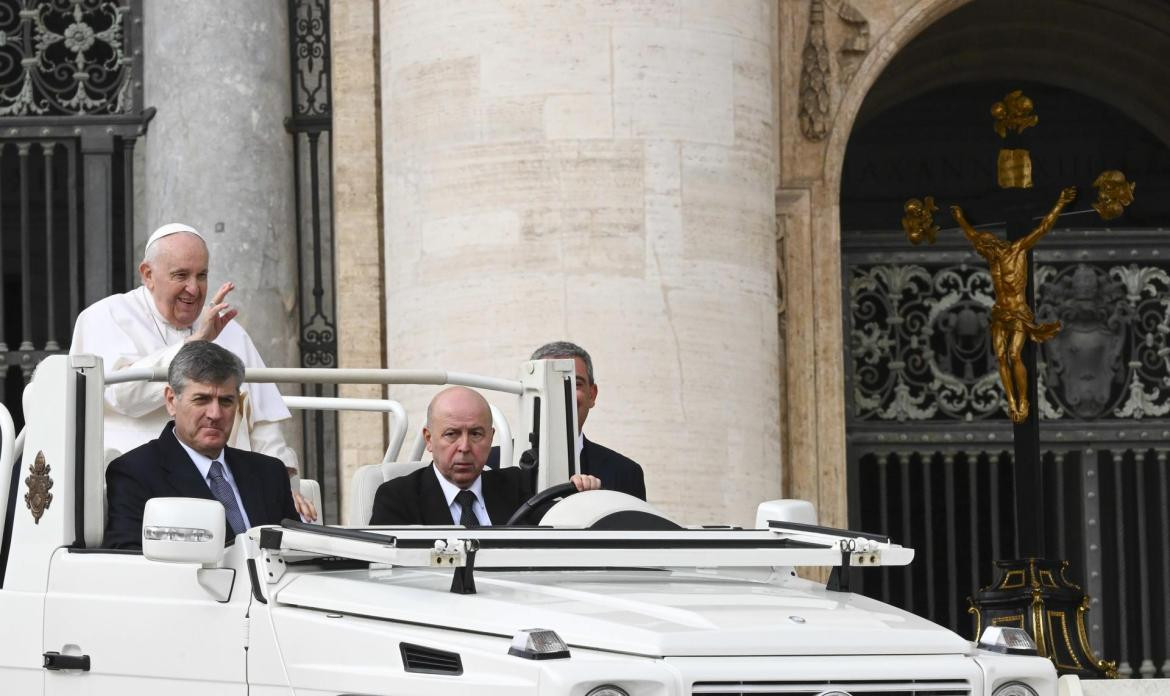 El Papa saludando en la plaza. Foto: EFE.