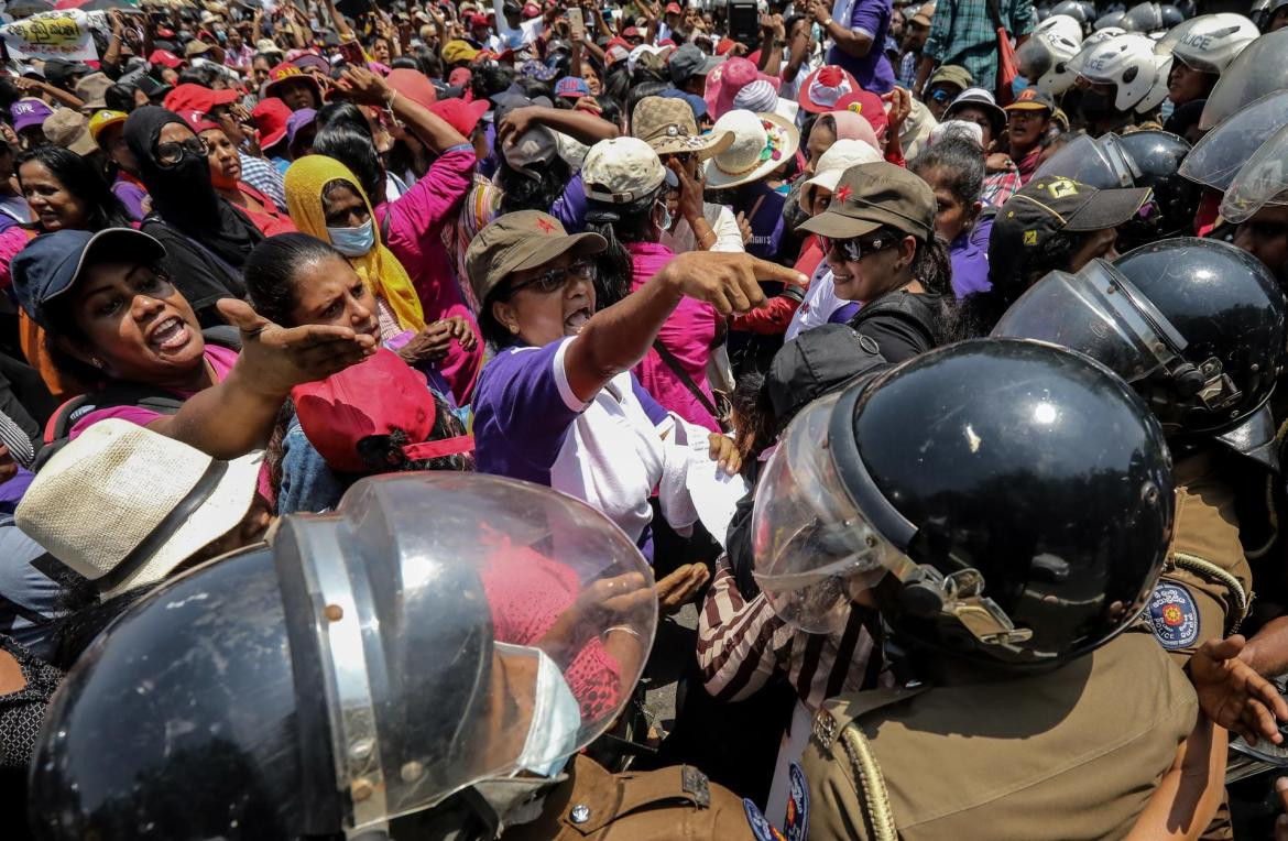 Represión en la movilización por el Día de la Mujer en Sri Lanka. Foto EFE.