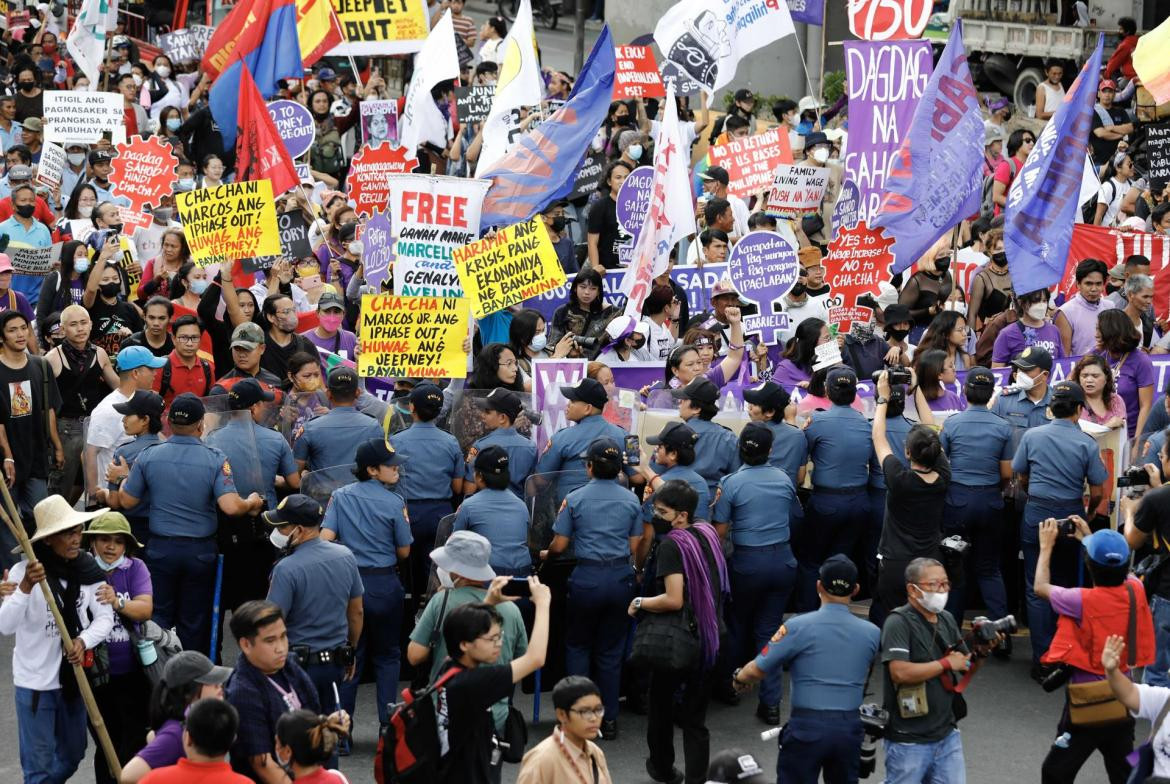 Mujeres en Manila, Filipinas, reclaman por los presos políticos y son reprimidas po la policía. Foto EFE.