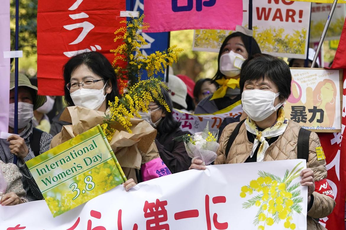 Mujeres marchando en Tokyo, Japón. Foto EFE.