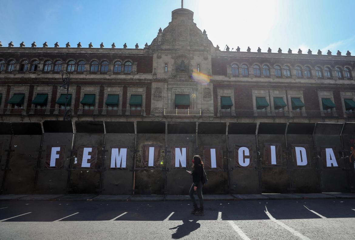 En México, uno los lugares con mayor tasa de femicidios, el Palacio Nacional colocó vallas para recibir a las mujeres movilizadas. Foto EFE.