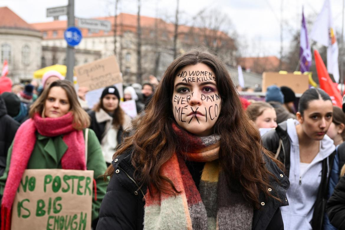 Mujeres en Berlín, Alemania, se solidarizan con las mujeres mexicanas. Foto Reuters.