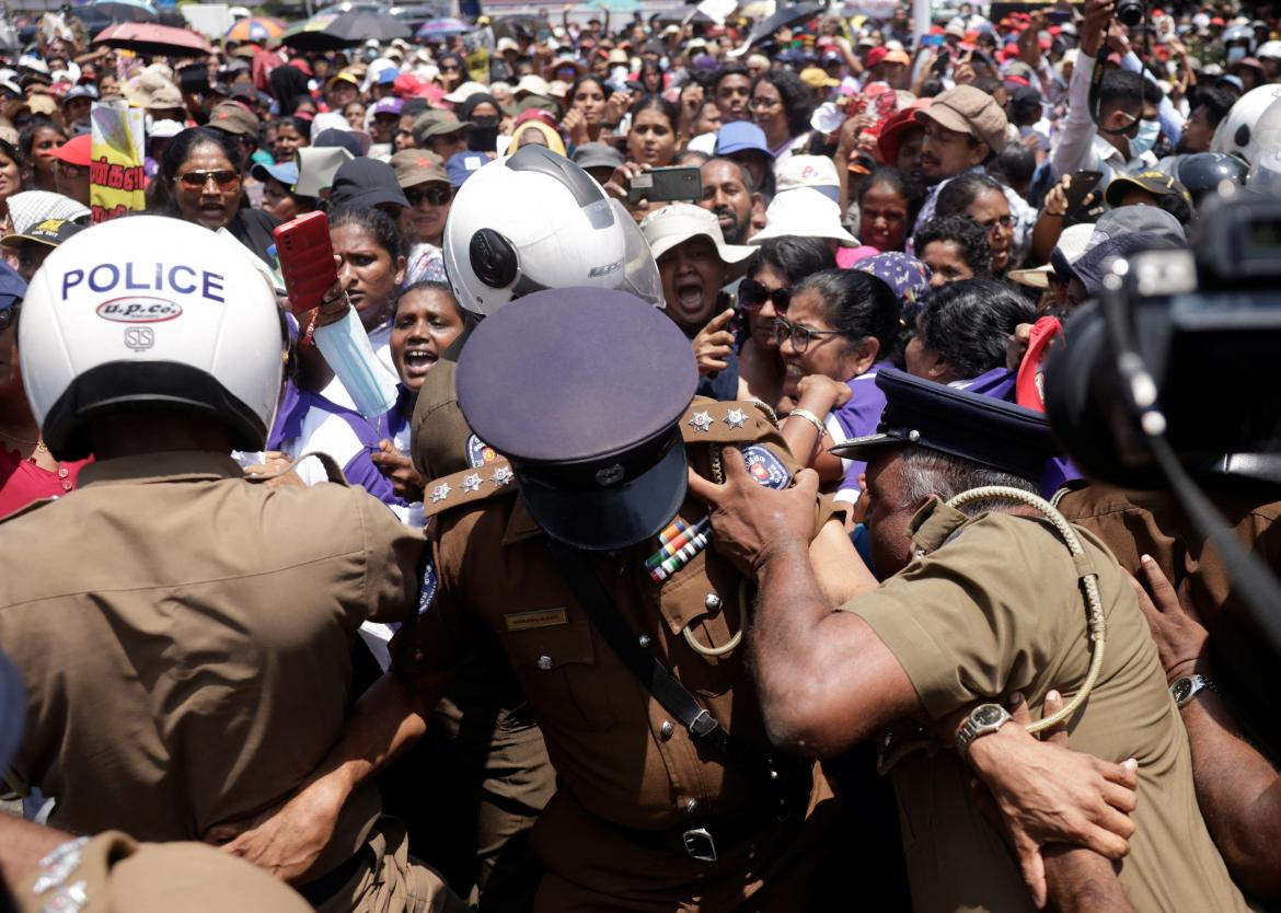La policía reprime a las mujeres en su día. Foto: Reuters.