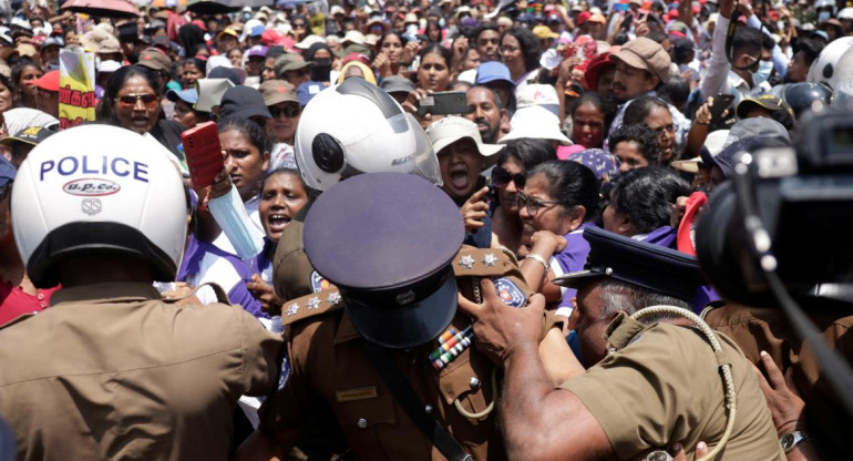 La policía reprime a las mujeres en su día. Foto: Reuters.