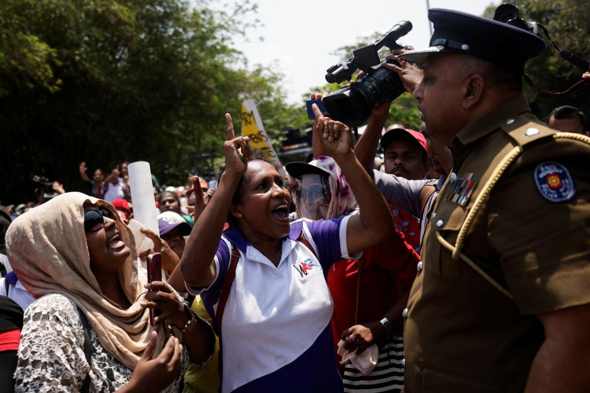 La policía intenta bloquear la movilización por el #8M. Foto: Reuters.