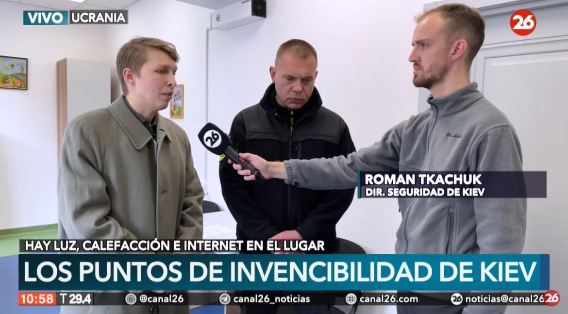 Bryan Mayers, corresponsal de Ucrania, junto a Roman Tkachuk y su traductor, Olexi.