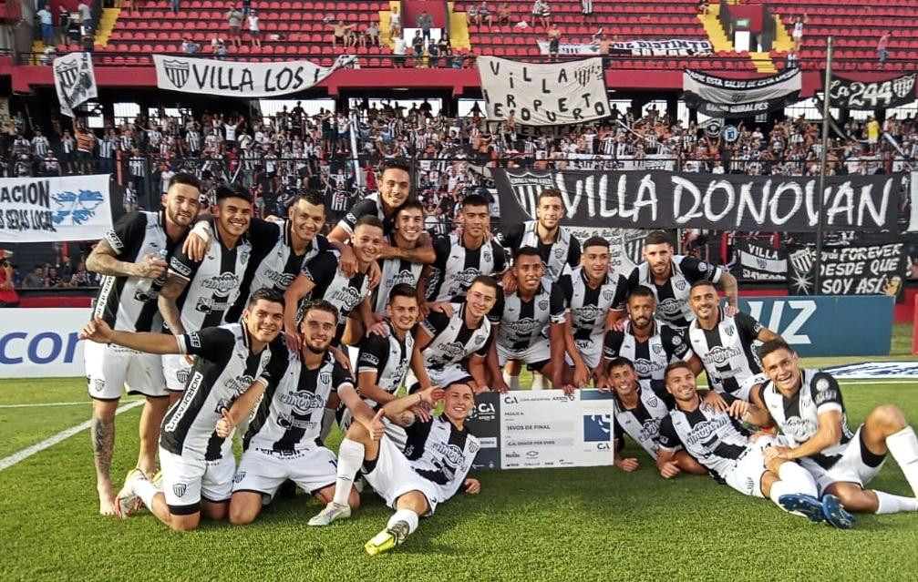 Festejo de Chaco For Ever tras eliminar a Sarmiento de Junín por la Copa Argentina. Foto: @ChacoForEverRes.