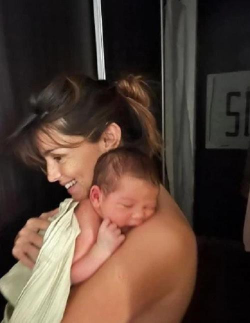 Calu Rivero con su nuevo bebé. Foto: NA.