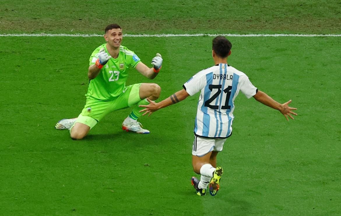 Paulo Dybala y Emiliano Martínez; Selección Argentina. Foto: NA.