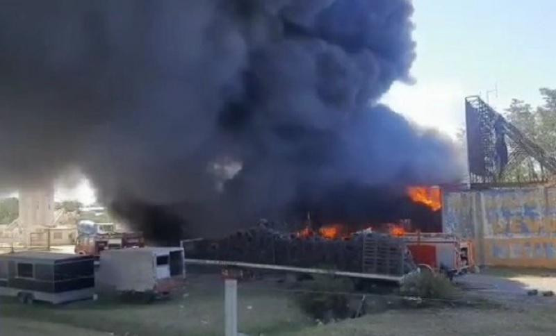 Moreno: se incendió un depósito de neumáticos y seis dotaciones de bomberos trabajan para controlar el fuego