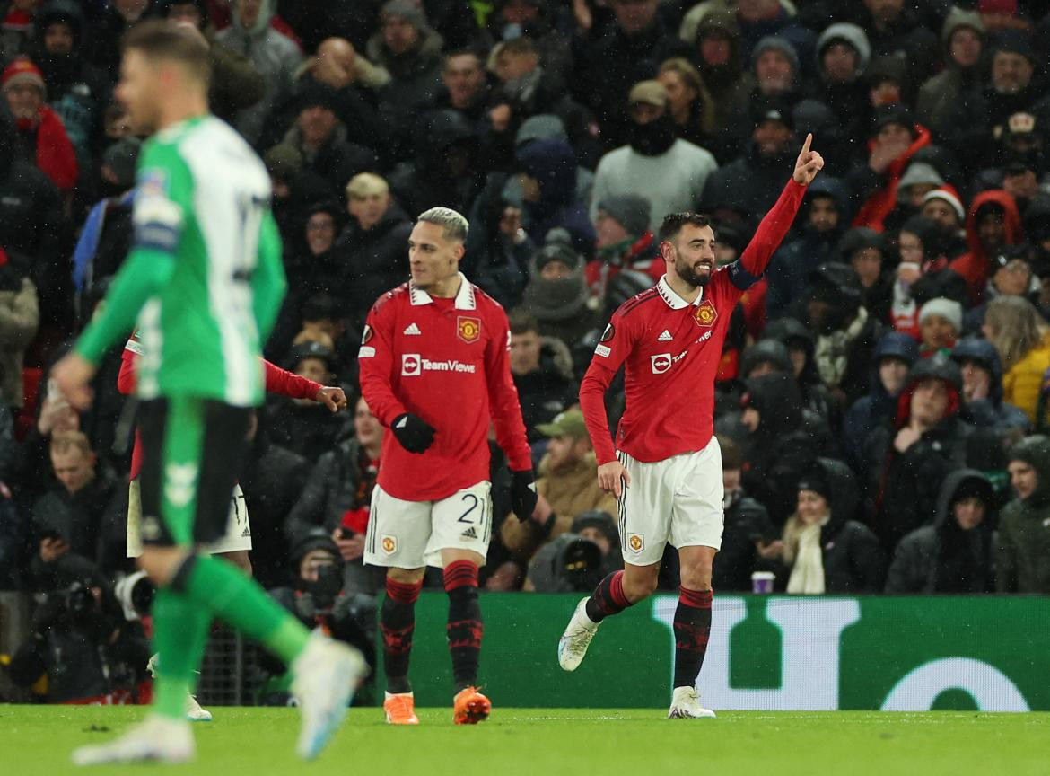 Antony y Bruno Fernandes; Manchester United-Real Betis. Foto: Reuters.