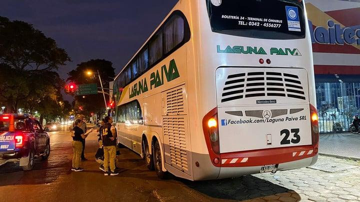 Ataque a un micro que llevaba agentes penitenciarios a una cárcel. Foto: Gentileza Aire de Santa Fe.