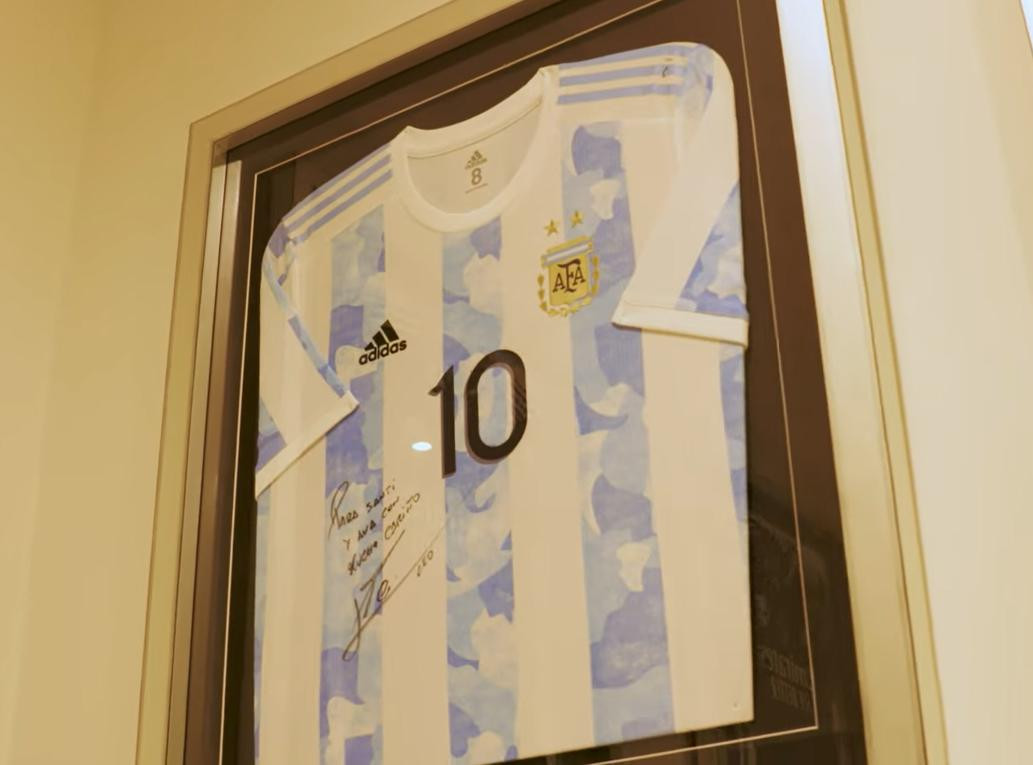 El regalo de Messi a Emiliano Martínez.