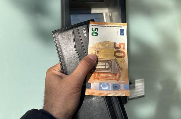 Extracción de dinero en un cajero extranjero. Foto: Gentileza InfoViajera.
