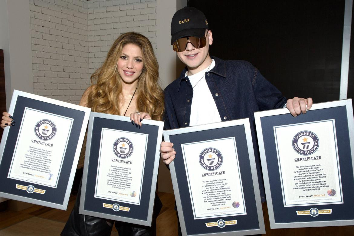Bizarrap y Shakira en el show de Jimmy Fallon con los premios Guinness.