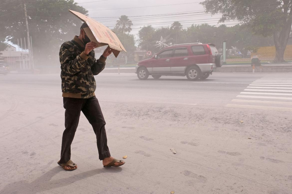 Un hombre usa cartón para protegerse de las cenizas de la erupción del volcán Monte Merapi_Foto: Reuters