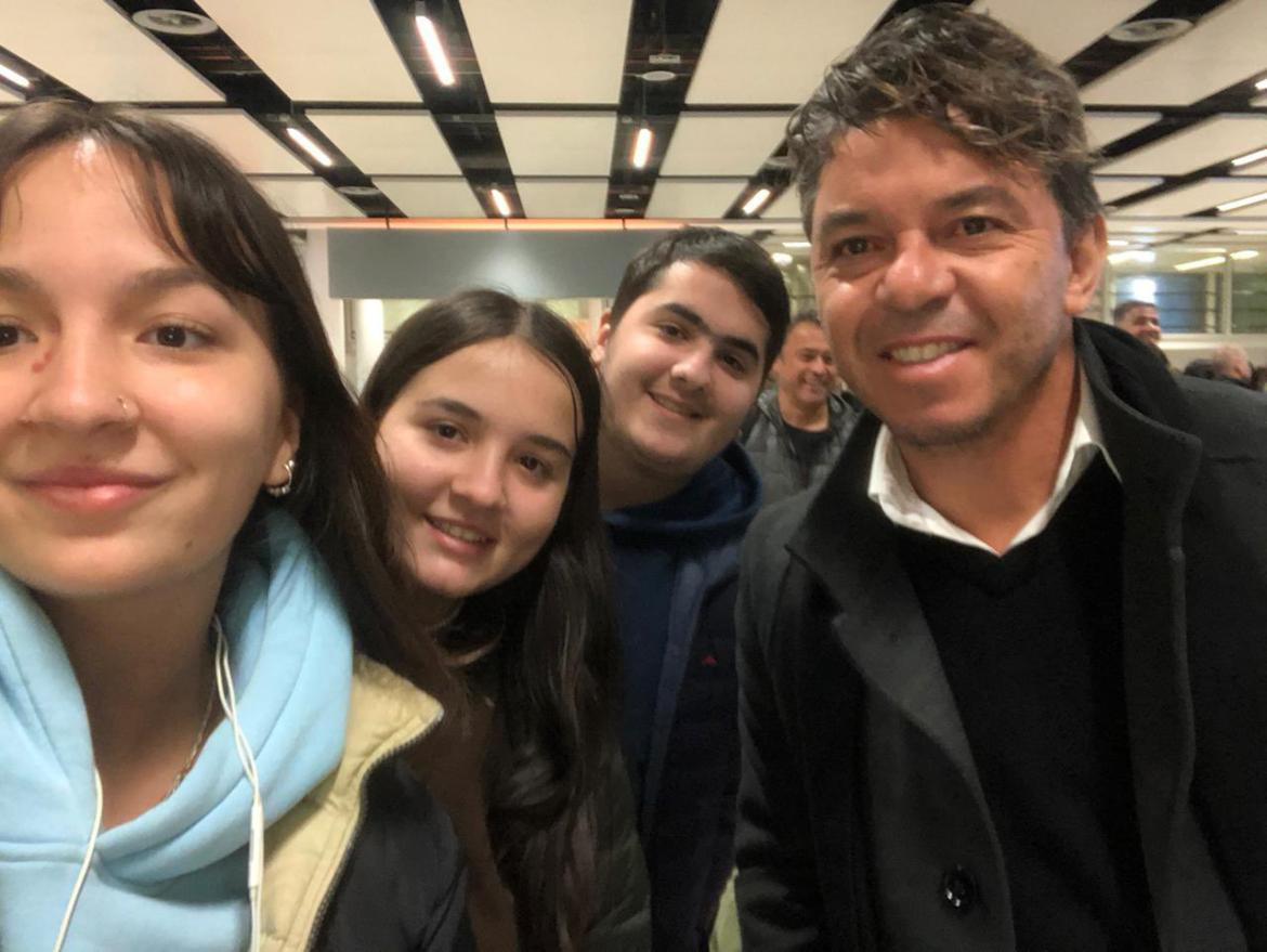 La fotografía de Marcelo Gallardo en un aeropuerto de Londres, Inglaterra. Foto: Twitter @juanamaggii.