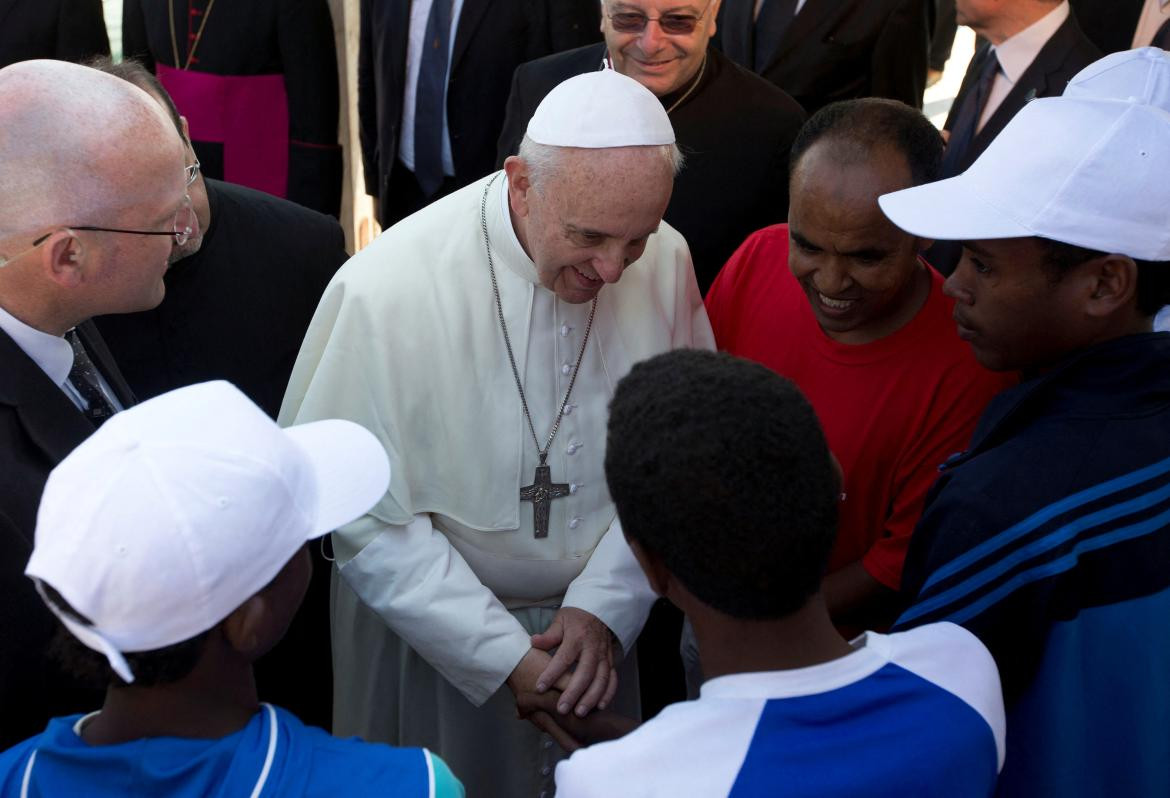 Papa Francisco con inmigrantes en Lampedusa. Foto Reuters.