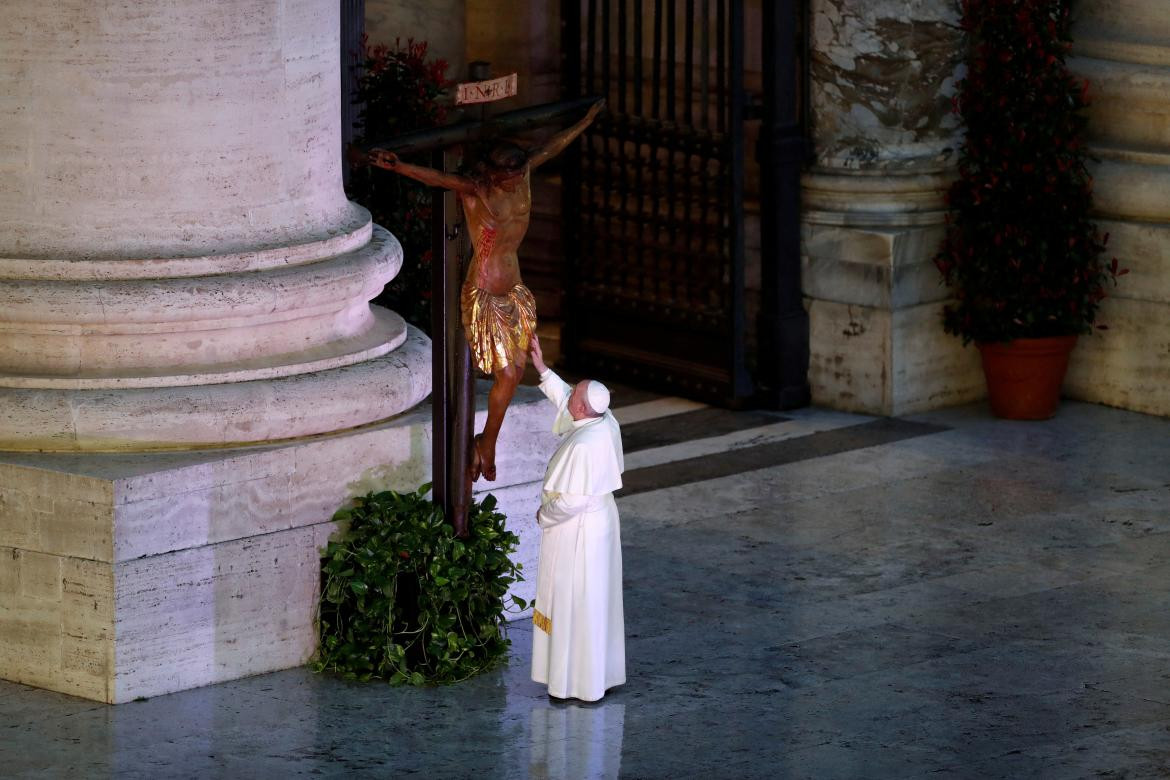 Papa Francisco rezando en plaza vacía. Foto Reuters.