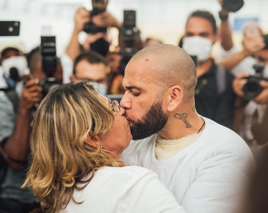 Dani Alves besando a su madre Lucía. Foto: Instagram @danialves.