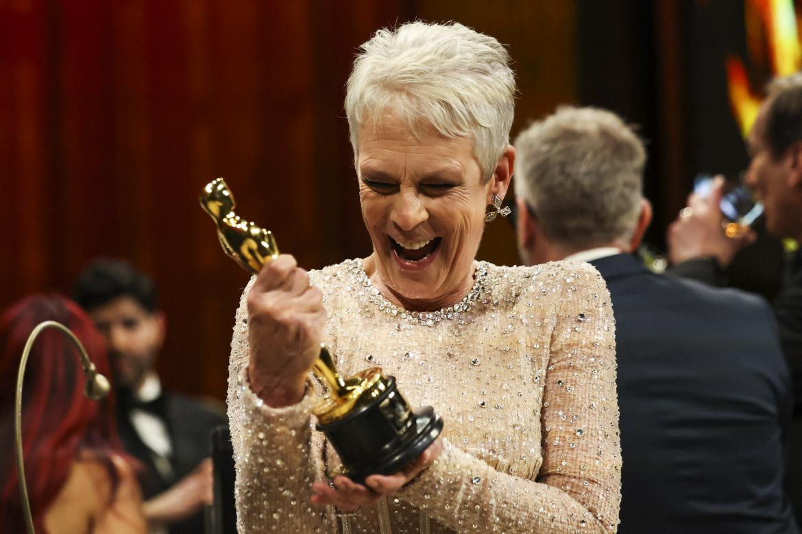 La expléndida Jamie Lee Curtis, ganadora como mejor actriz de reparto por Todo en Todas partes al mismo tiempo. Foto Reuters.