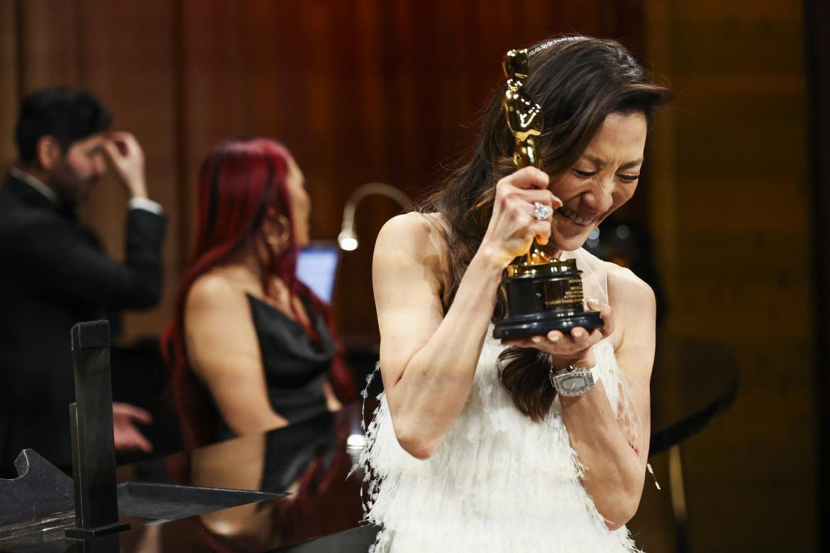 Michelle Yeoh, ganadora a Mejor Actriz por Todo en todas partes al mismo tiempo. Foto Reuters.